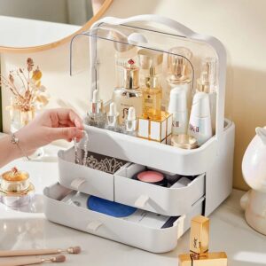 Organisateur maquillage rose avec couvercle transparent et tiroirs pour cosmétiques et accessoires.