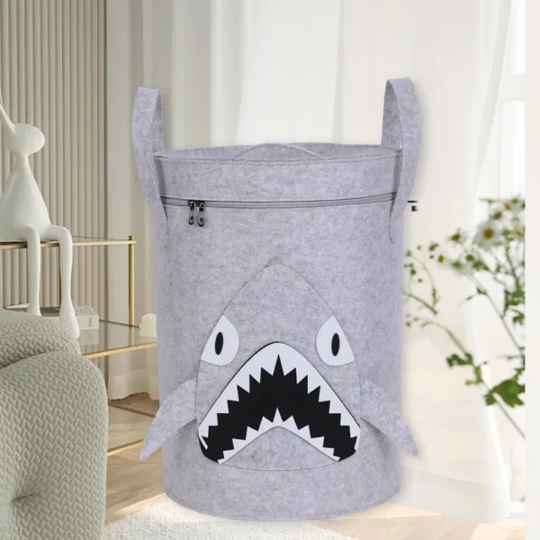 Panier de rangement enfant en feutrine avec motif requin, idéal pour organiser jouets et linge dans une chambre d’enfant.