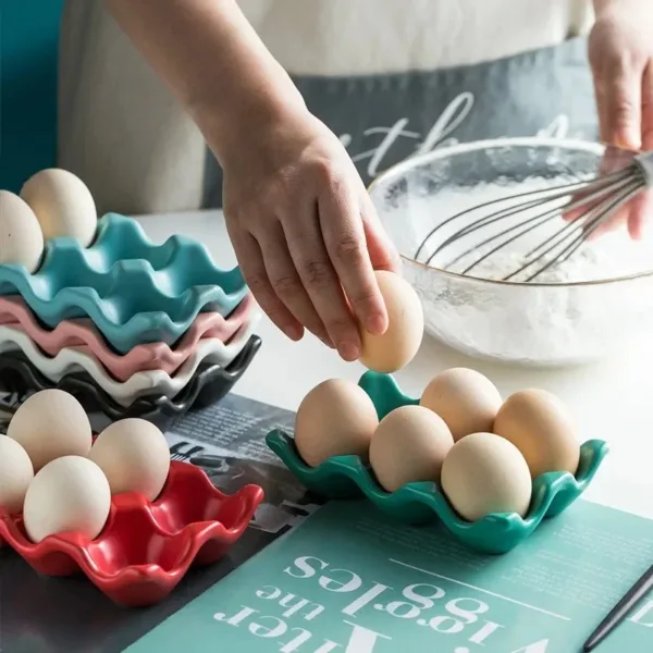 Plateau à œufs en céramique coloré pour ranger et présenter les œufs dans la cuisine.