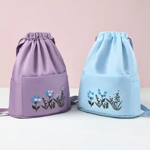 Sac à dos avec motif fleuri , design léger et pratique pour un usage quotidien.
