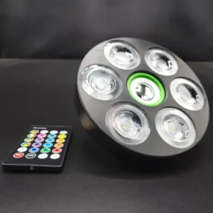 Ampoule projecteur LED multicolore avec télécommande pour un éclairage adaptable et élégant.