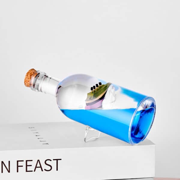 Bouteille décorative en verre avec un bateau flottant et des vagues bleues réalistes
