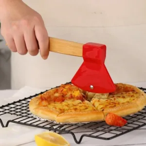 Hachette à pizza rouge avec manche en bois utilisée pour découper une pizza croustillante.