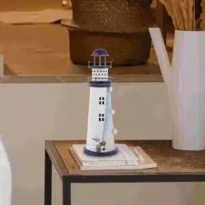 Décoration phare marin en résine blanche et bleue, parfaite pour une ambiance marine et élégante.