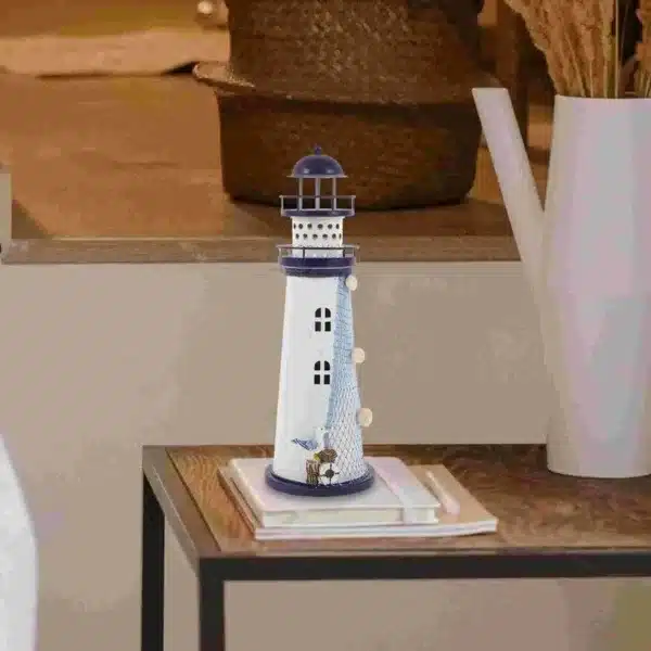 Décoration phare marin en résine blanche et bleue, parfaite pour une ambiance marine et élégante.