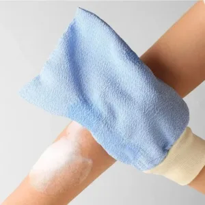 Gant exfoliant en microfibre utilisé pour un soin de la peau doux et efficace