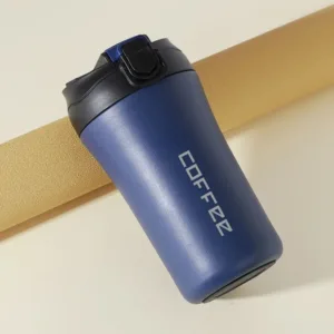 Mug isotherme en acier inoxydable rouge avec couvercle étanche pour café ou thé.