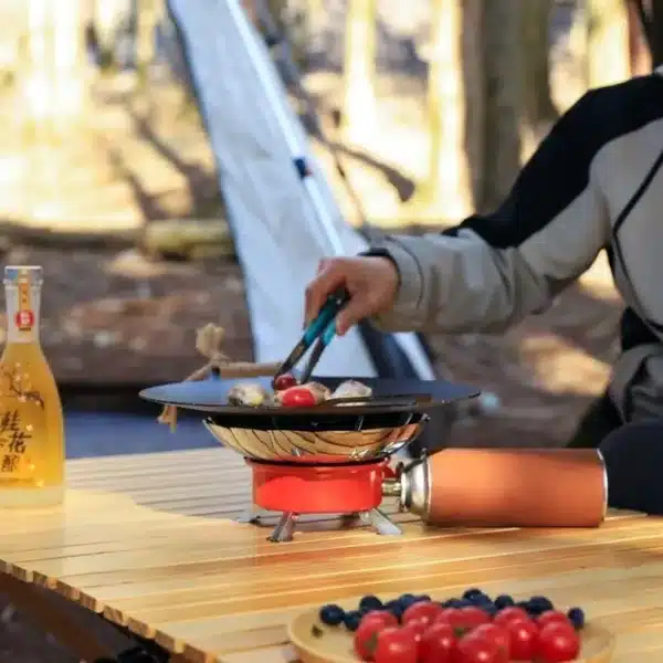 Réchaud à gaz portable pliable avec pare-vent pour camping et randonnée.