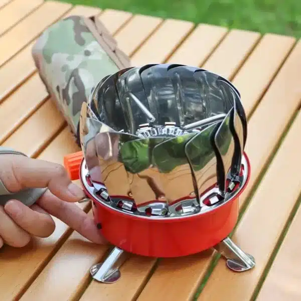Réchaud à gaz portable pliable avec pare-vent pour camping et randonnée.