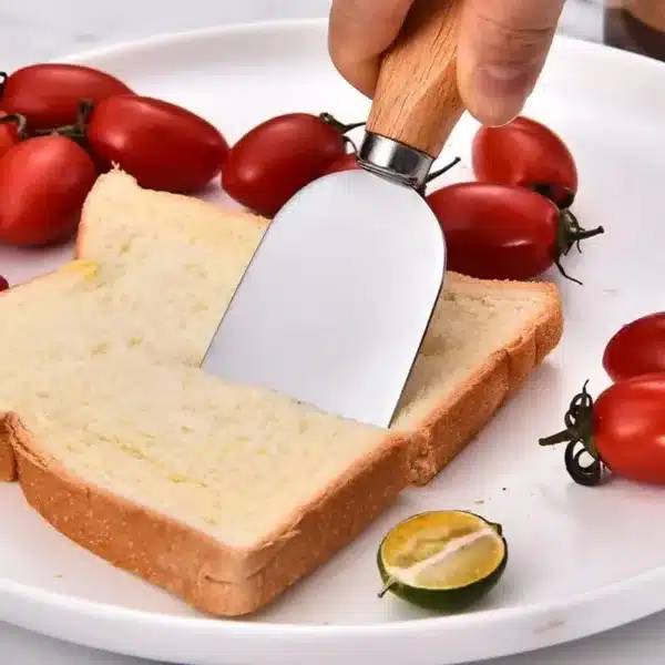 Set d’ustensiles à fromage avec manches en bois et lames en acier inoxydable sur une planche.