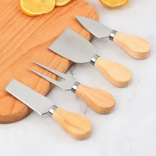 Set d’ustensiles à fromage avec manches en bois et lames en acier inoxydable sur une planche.