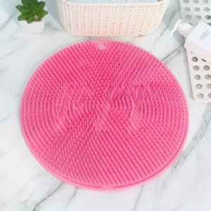 Tapis de bain exfoliant en silicone rose avec poils souples pour nettoyage et massage corporel.