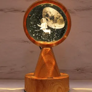 Lampe LED astronaute en bois avec projection lumineuse d’un astronaute flottant dans l’espace.