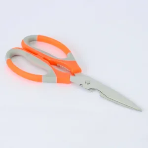 Ciseaux ergonomiques avec support magnétique pour rangement pratique.