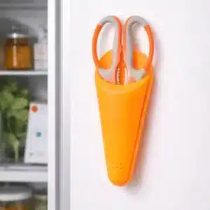 ciseaux de cuisine avec support magnétique rose accroché au réfrigérateur