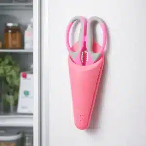 ciseaux de cuisine avec support magnétique rose accroché au réfrigérateur