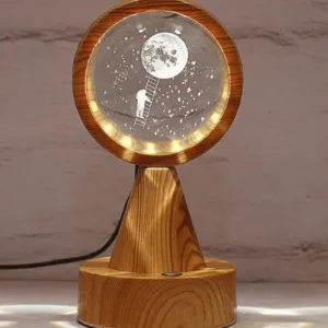 Lampe LED en bois avec projection lumineuse d’une échelle menant à la lune.