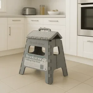 marchepied pliable Brookstone noir dans une cuisine moderne