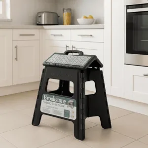 marchepied pliable Brookstone noir dans une cuisine moderne