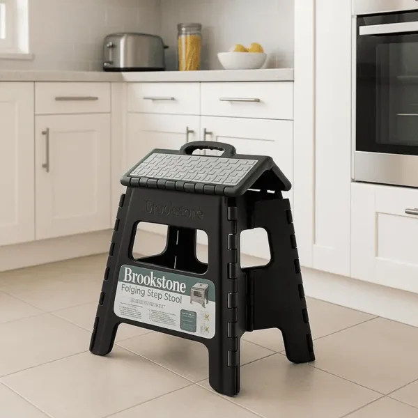 marchepied pliable Brookstone noir dans une cuisine moderne