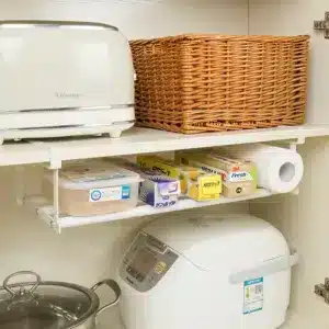 Rangement suspendu pour étagère, support pratique pour chaussures et accessoires.