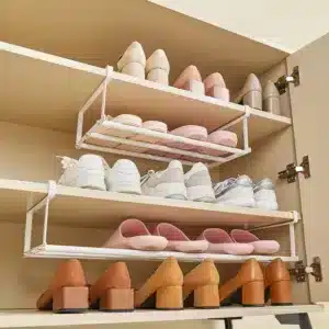 Rangement suspendu pour étagère, support pratique pour chaussures et accessoires.