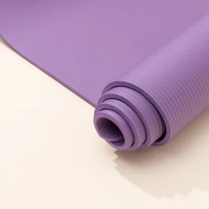 Tapis de yoga antidérapant bleu enroulé, parfait pour les séances de sport et de méditation.