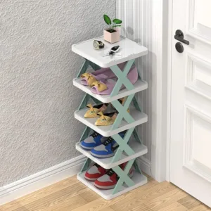 Étagère à chaussures compacte à 5 niveaux, rangée dans un coin près d'une porte, avec plusieurs paires de chaussures organisées.