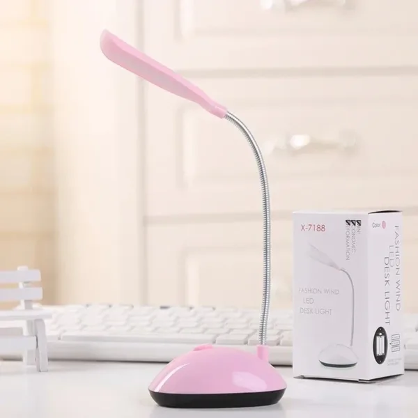 Lampe de bureau LED flexible avec col de cygne et design moderne.