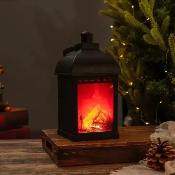 lanterne cheminée LED décorative noire avec effet feu de bois sur table en bois