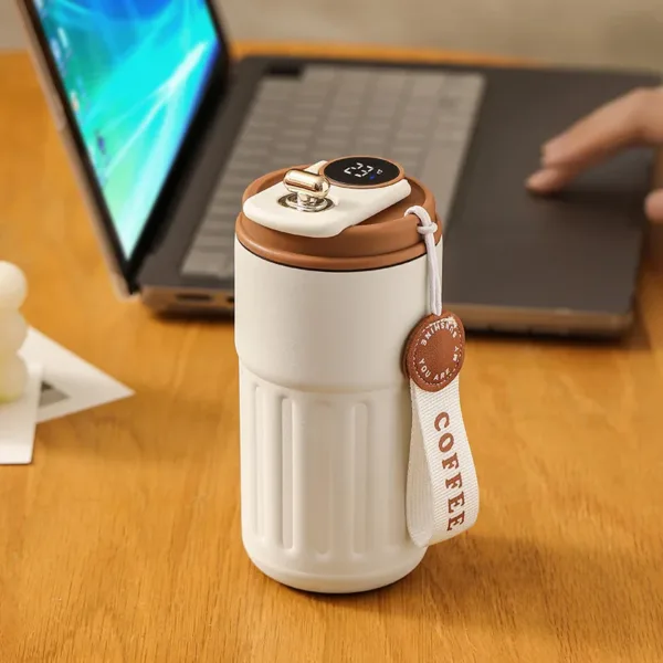 Mug isotherme intelligent avec affichage LED de température, design élégant et portable, idéal pour café et thé.