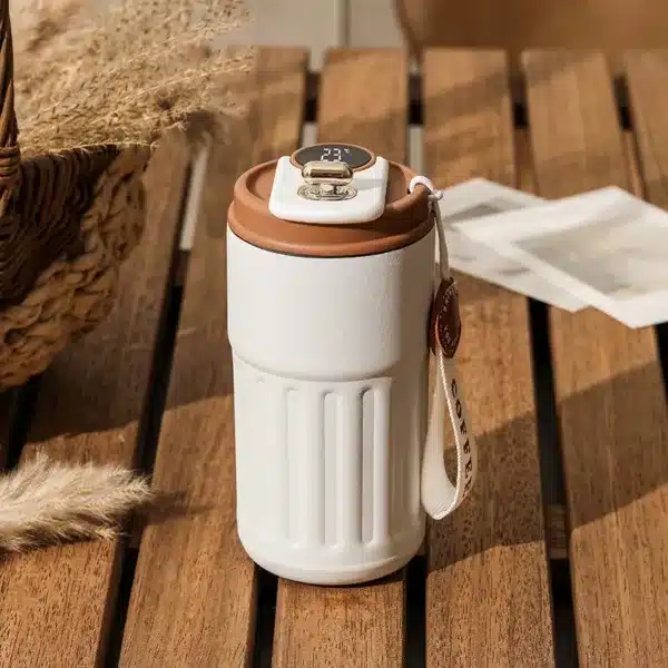 Mug isotherme intelligent avec affichage LED de température, design élégant et portable, idéal pour café et thé.