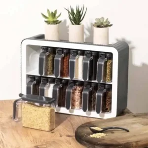 range épices mural 12 pots noir et blanc posé sur plan de travail cuisine