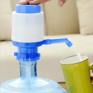 Pompe manuelle pour bouteille d’eau, distribution pratique et sans effort.