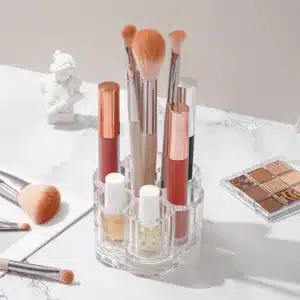 Boîte cosmétique en acrylique avec rouges à lèvres et pinceaux