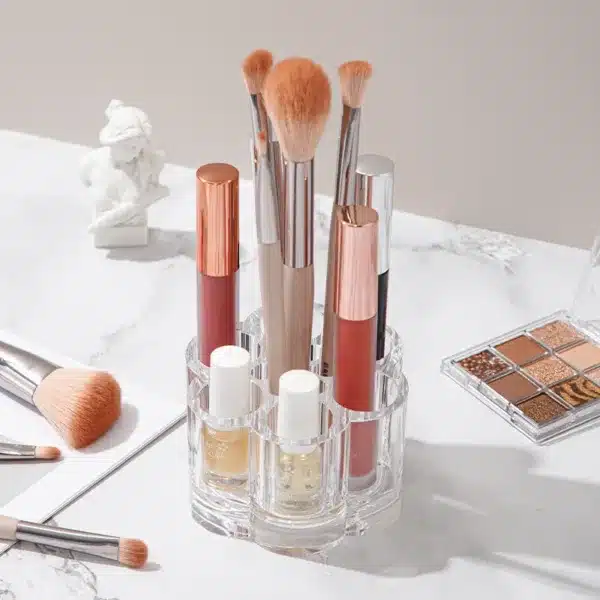 Boîte cosmétique en acrylique avec rouges à lèvres et pinceaux