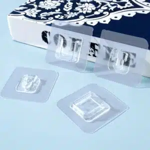 Crochets adhésifs transparents utilisés pour fixer des objets sans perçage