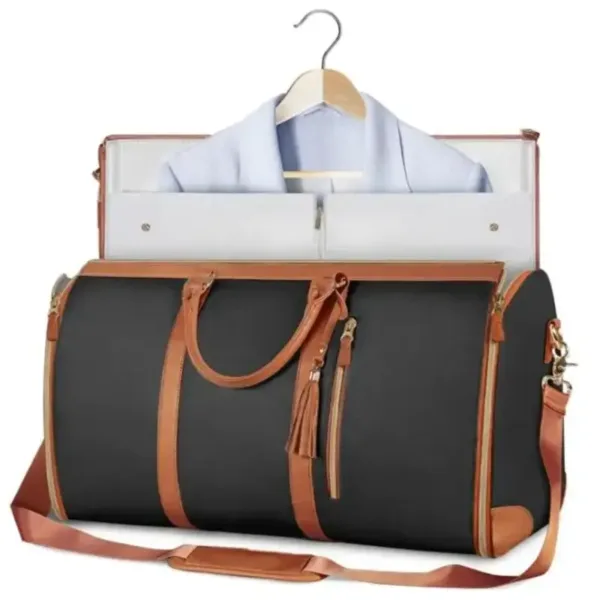 Grand sac de cabine noir posé sur une valise