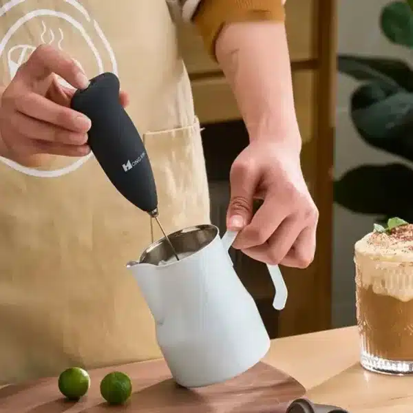 Mousseur à lait portable design compact et ergonomique