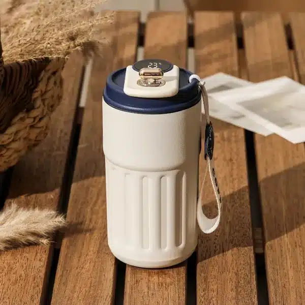 Mug isotherme intelligent avec affichage LED de température, design élégant et portable, idéal pour café et thé.