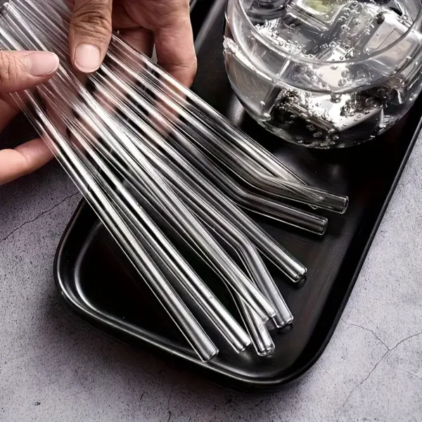 Pailles en verre réutilisables transparentes dans un verre