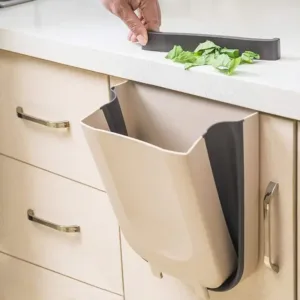 Poubelle de cuisine pliable fixée sur porte de placard