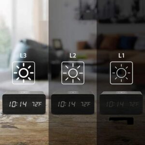Réveil digital en bois sur table de nuit