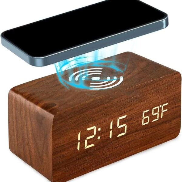 Réveil digital en bois sur table de nuit