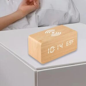 Réveil digital en bois sur table de nuit