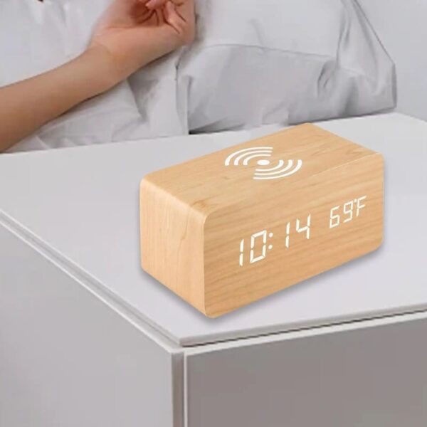 Réveil digital en bois sur table de nuit