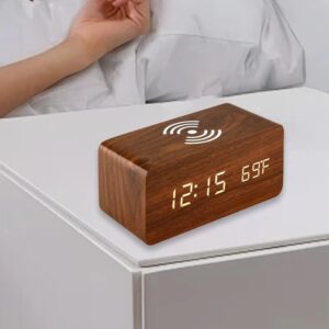 Réveil digital en bois sur table de nuit