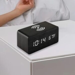 Réveil digital en bois sur table de nuit