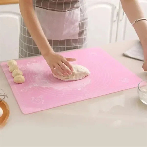 Tapis de pâtisserie vert avec rouleau à pâtisserie
