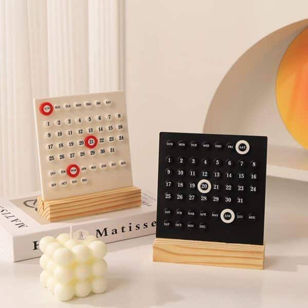 Calendrier perpétuel design moderne avec support en bois clair et anneaux de date
